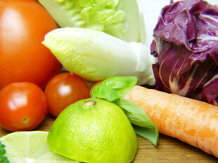 新鲜多彩蔬菜与青苹果