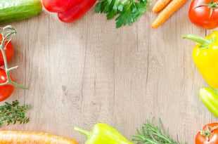 多彩蔬菜环绕的木制背景