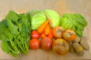 新鲜多样蔬菜摆放在木桌