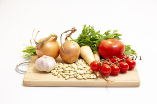 新鲜蔬菜食材摆放在案板上