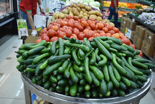 新鲜蔬菜陈列在超市货架