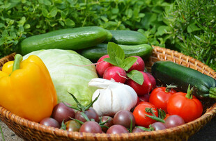 装满多彩蔬菜的编织篮