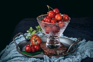 玻璃碗中的鲜红樱桃