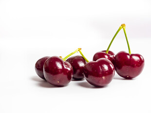 新鲜饱满的红樱桃