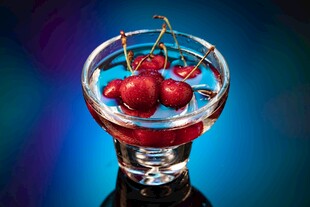 玻璃杯中鲜红饱满的樱桃