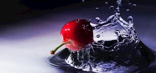 樱桃入水溅起晶莹水花