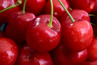 新鲜饱满的红樱桃