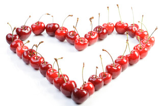 心形排列的新鲜红樱桃