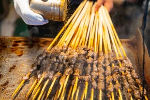 美味烤肉串现场烤制中