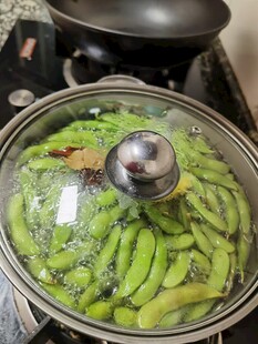 锅中煮着的鲜嫩毛豆