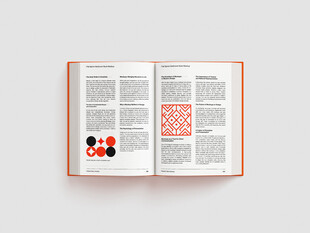 翻开的创意排版书籍样机展示