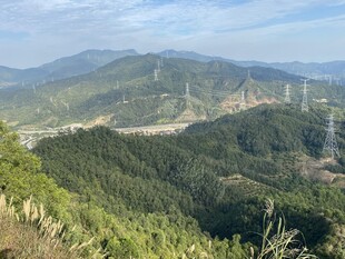 山峦叠翠间的壮美风光