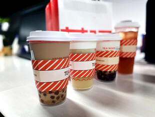 多样茶饮摆放在桌