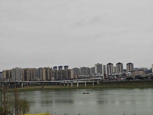 河畔城市建筑群景观