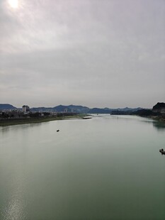 平静湖面与远处山峦景色