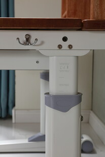 白色简约可调节桌腿设计