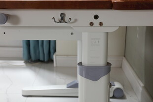 简约风家居角落的扫地机器人