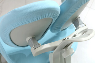 蓝色医疗椅特写