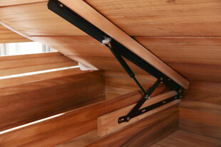 木质阁楼的黑色支撑装置
