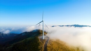 高山云海中的风力发电机组