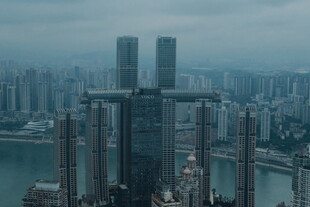 重庆来福士大楼雨景