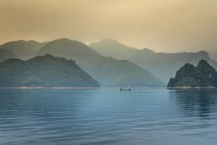 山水相依的静谧湖景