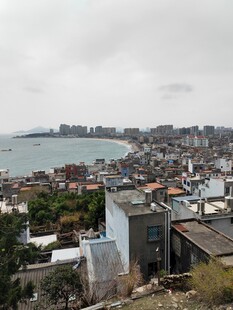 俯瞰城市与海滨景观