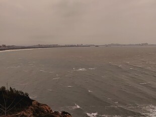 海边阴沉天色下的辽阔水域