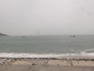 海边景象 海浪轻拍沙滩