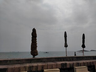 海边阴天的折叠遮阳伞