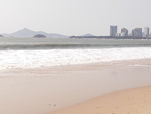 海滨风光 城市与海浪相映