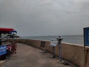 海边观景台的休闲场景