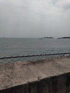 海边岸堤 阴沉天色下的海