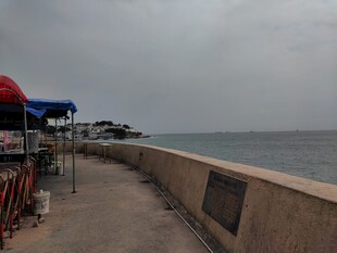 海边步道的休闲场景