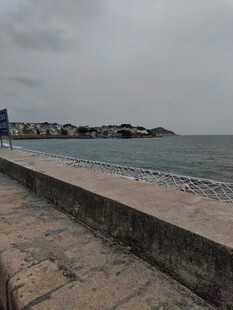 海边长堤 阴天下的宁静景致