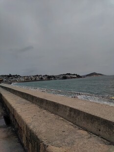 海边石砌步道 阴沉天色