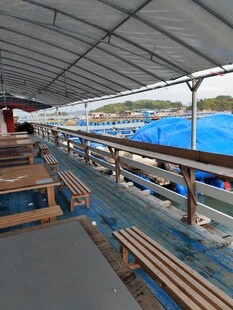 船甲板上的长椅与海景