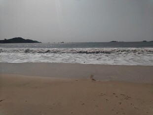 宁静沙滩 海浪轻拍海岸线
