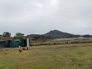 田野中的简易建筑与远山