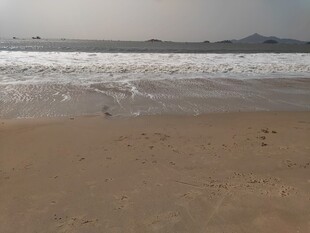 宁静海滩 海浪轻拍金沙