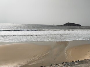 宁静沙滩与海浪的美丽景致