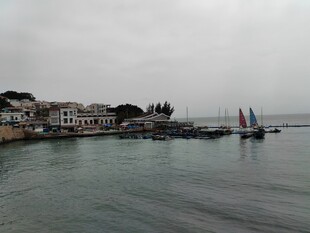 海滨小镇码头风光