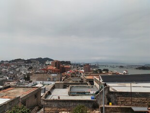 城市屋顶景观与远处海景