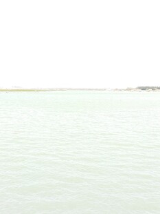 平静湖面 远方小岛隐约