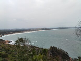 海岸风光眺望广阔蓝色海域