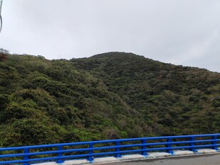 山间蓝栏杆风景