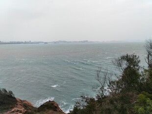 海岸边的壮阔海景