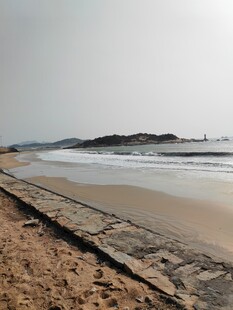 宁静海滩 海浪轻拍沙滩