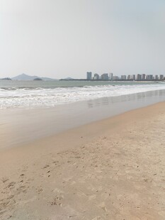 宁静海滨沙滩景色