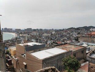 俯瞰城市与水域景观